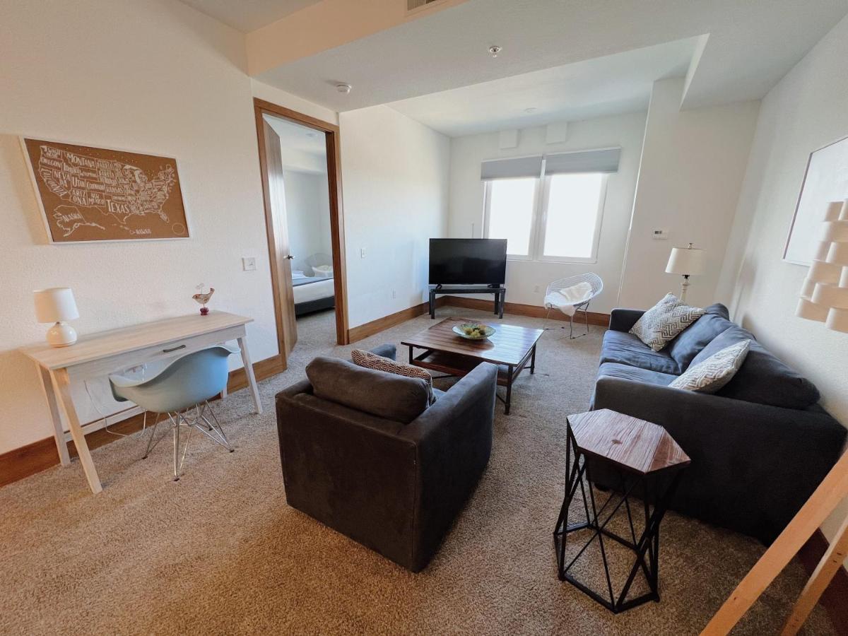 2Br Suite At The Grand Castle Pool Gym & Parking Grandville Extérieur photo